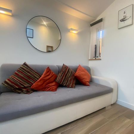 Lovely And Modern Studio Apartment. Богемвуд Экстерьер фото